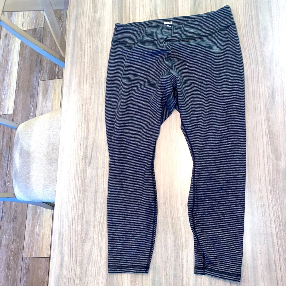 Duluth Trading Co Black Leggings Stretchy Form-Fitting leggings